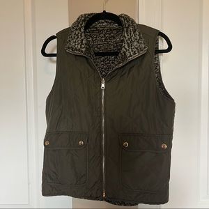 REVERSIBLE olive green quilted puffer & fuzzy Sherpa vest!